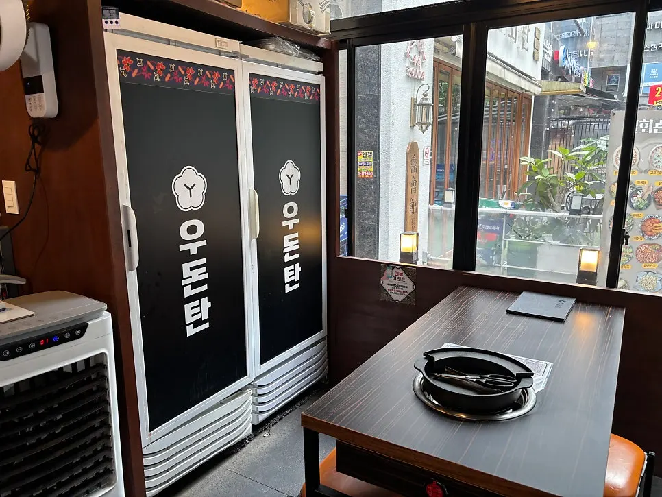 우돈탄 다산본점 부스형 좌석과 테라스 좌석