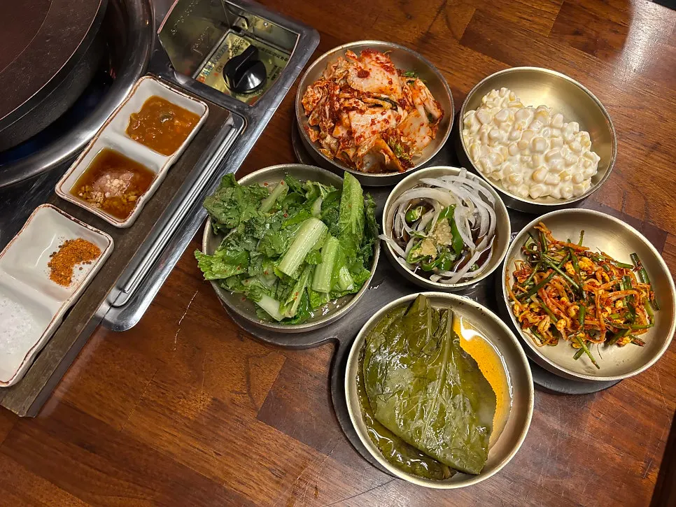 놋그릇 앞접시에 담긴 밑반찬