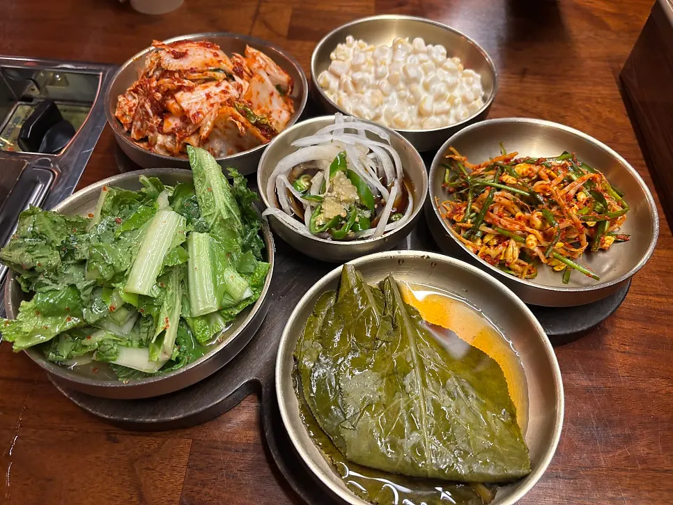 콘샐러드와 파채, 깻잎장아찌 등 밑반찬
