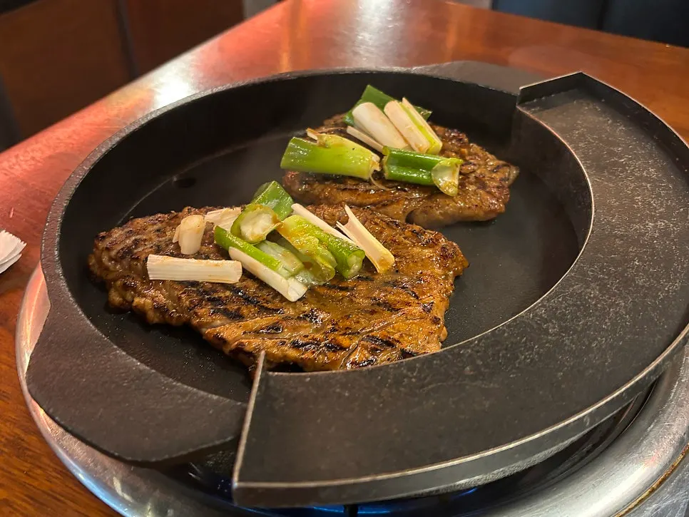 불판에 올려진 돈탄 돼지양념갈비