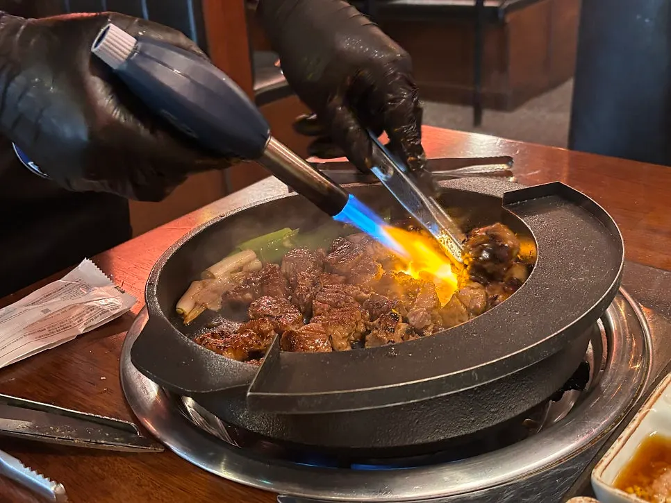 노릇하게 구워진 돼지양념갈비