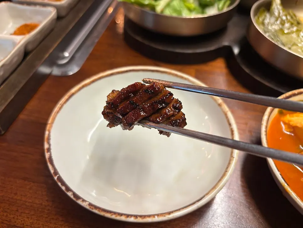 토치로 불향을 입히는 갈비