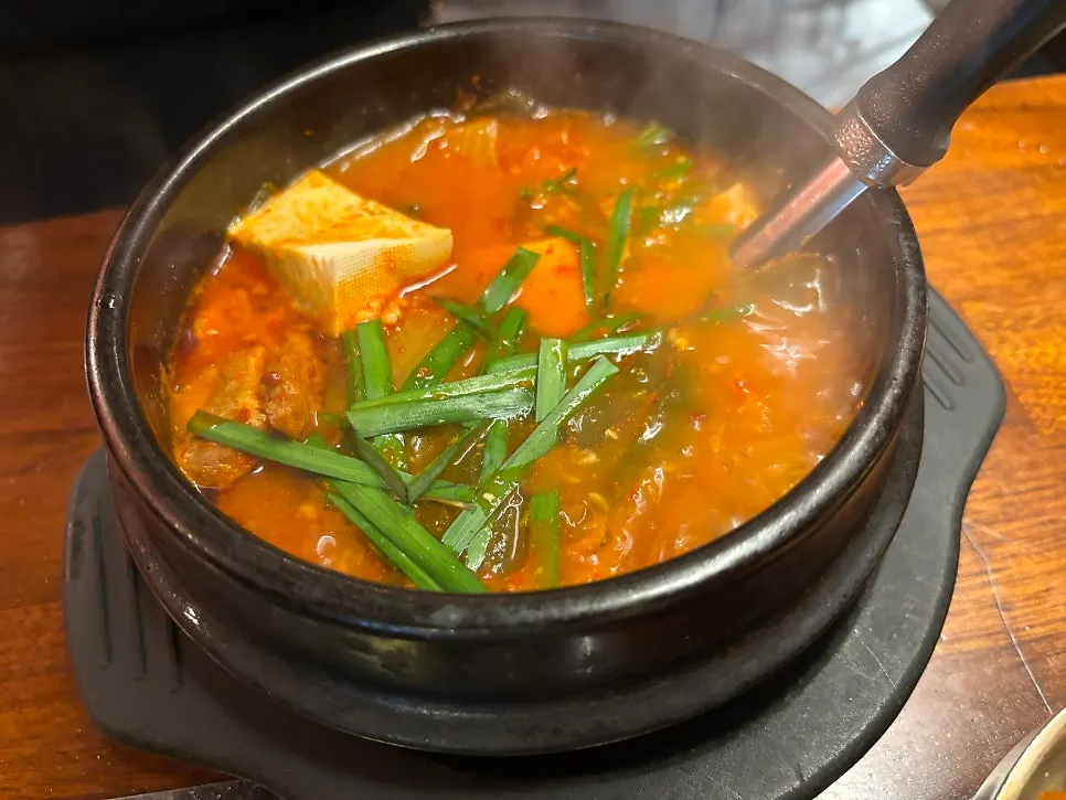 보글보글 끓는 뚝배기한돈김치찌개