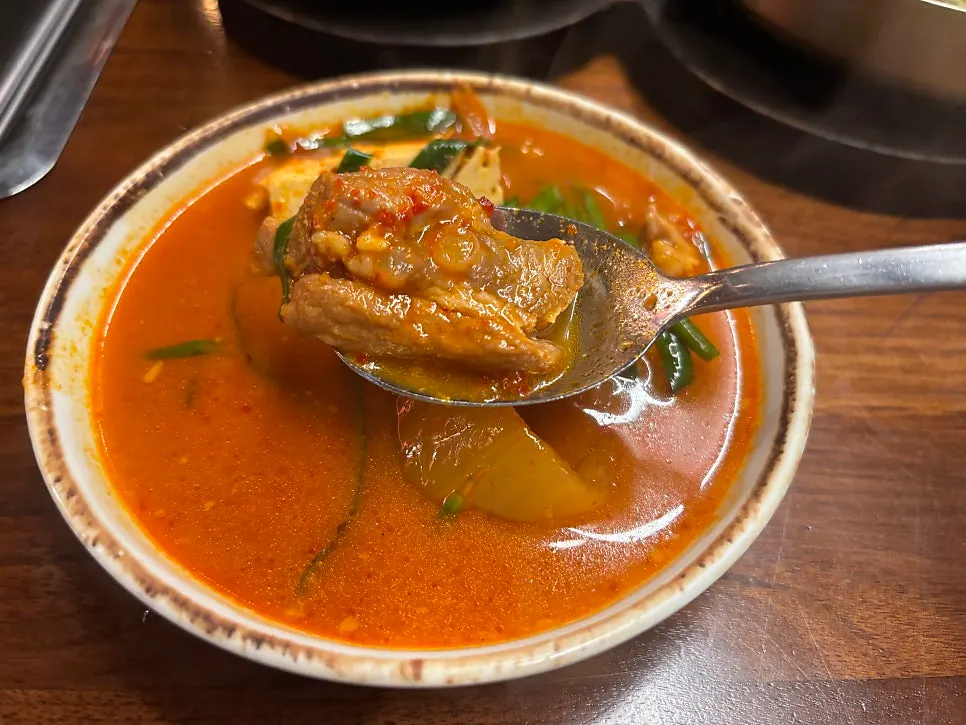 큼직한 한돈 고기가 들어간 김치찌개 속