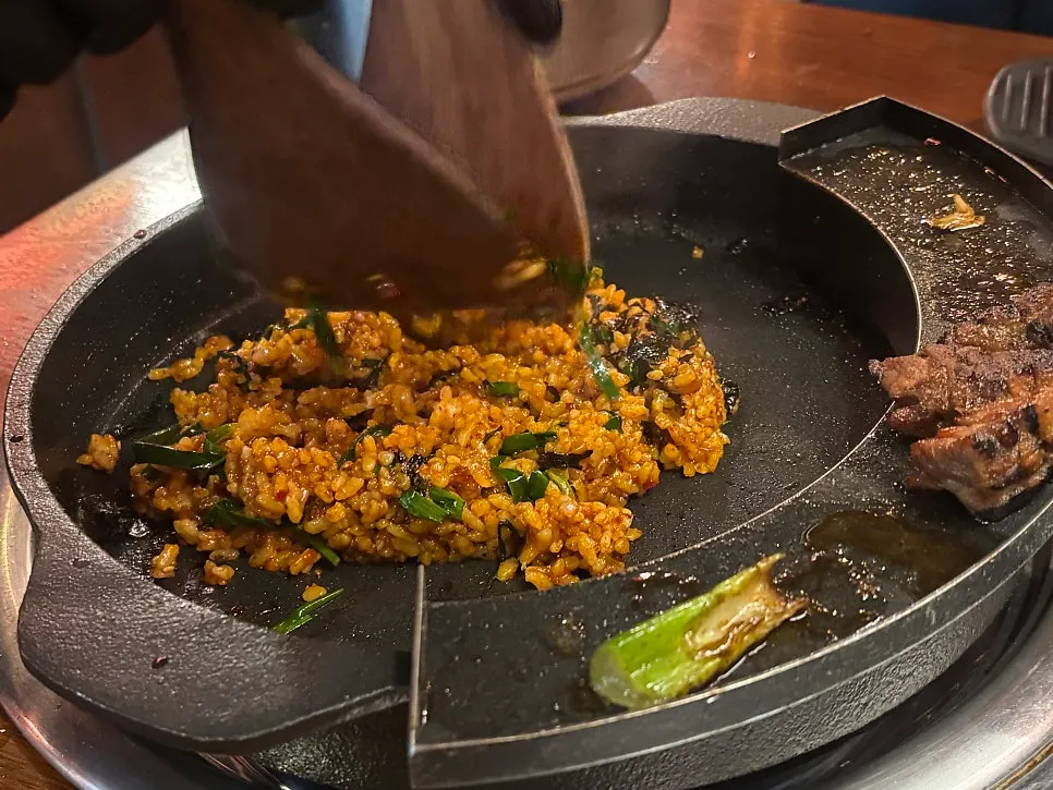 푹 익은 김치와 두부가 담긴 김치찌개