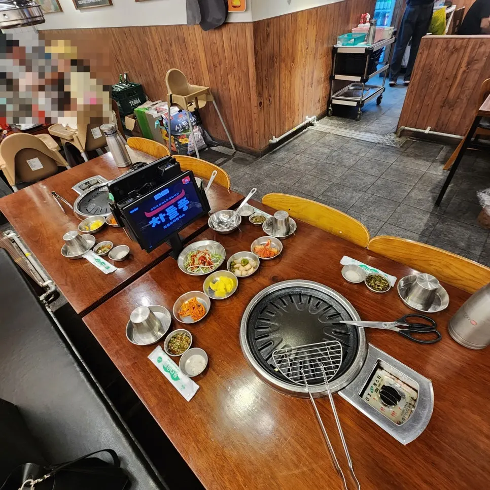 Round grill and dining tools