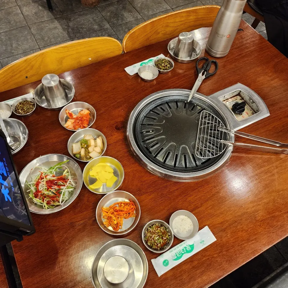 Side dishes served with beef belly