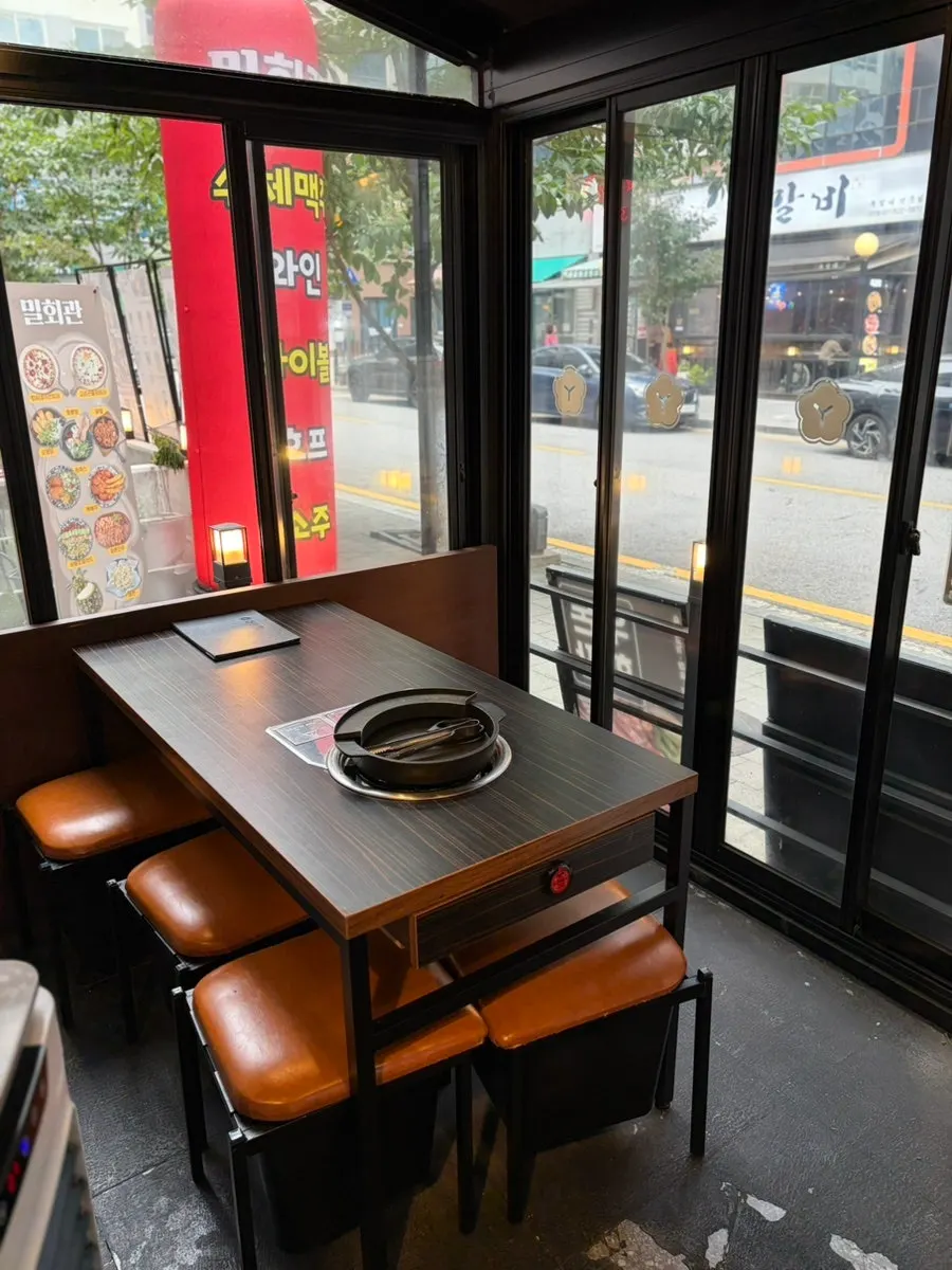 Indoor seating at Udontan Dasan Main Branch