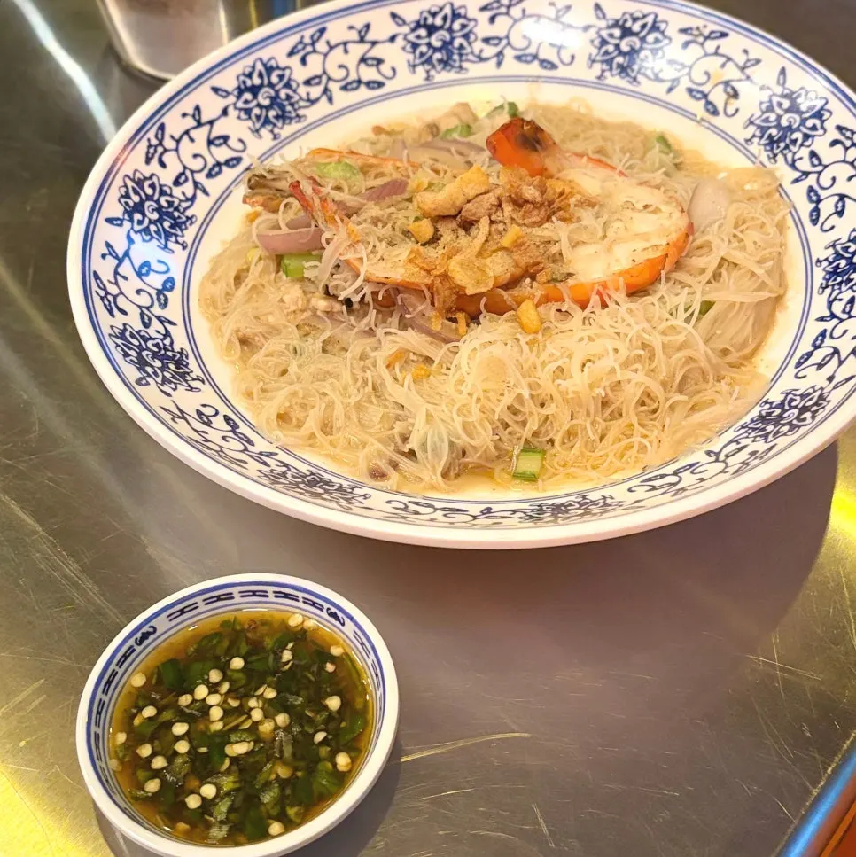 Shrimp broth fried noodles with a light broth