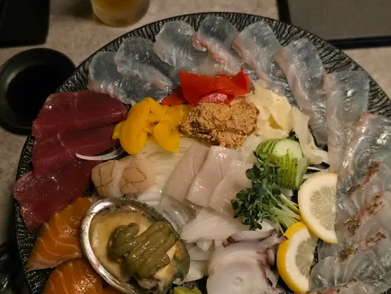 안키모와 관자가 담긴 사시미 접시
