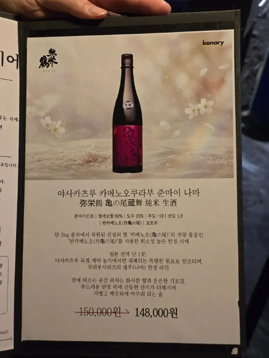 테이블에 놓인 유즈 하이볼