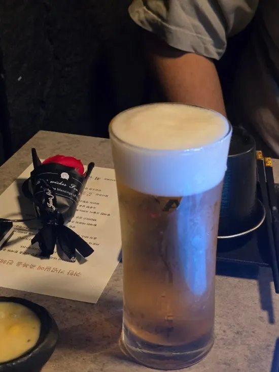 기린 생맥주와 소주가 놓인 테이블