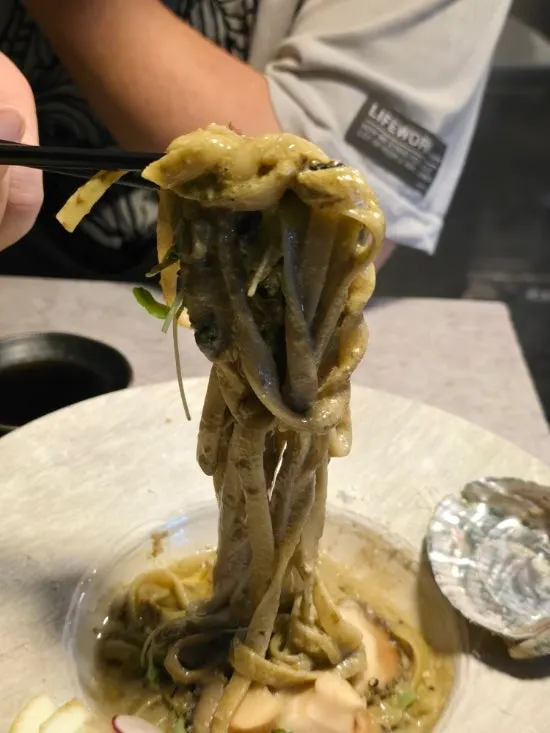 진한 소스가 어우러진 전복내장파스타 면