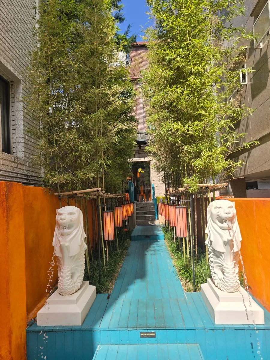Exotic entrance of Ttasijia Yeonnam