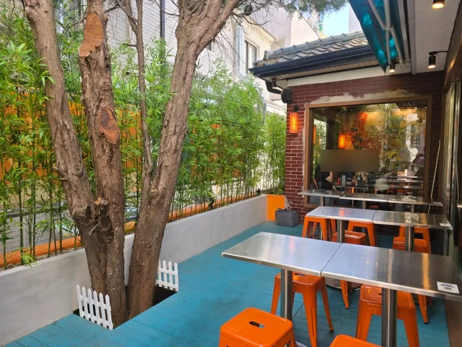 Outdoor tables at Ttasijia Yeonnam