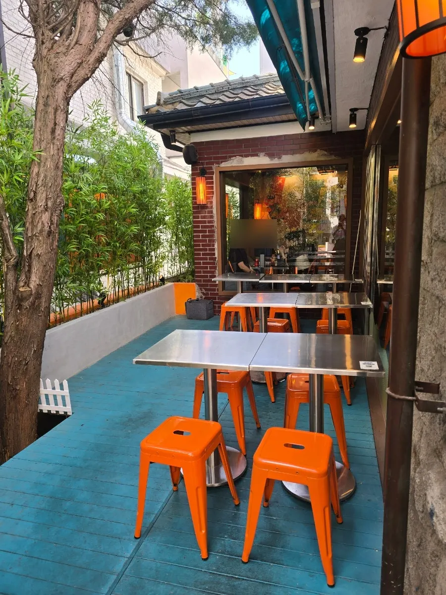 View around the outdoor seating at Ttasijia Yeonnam