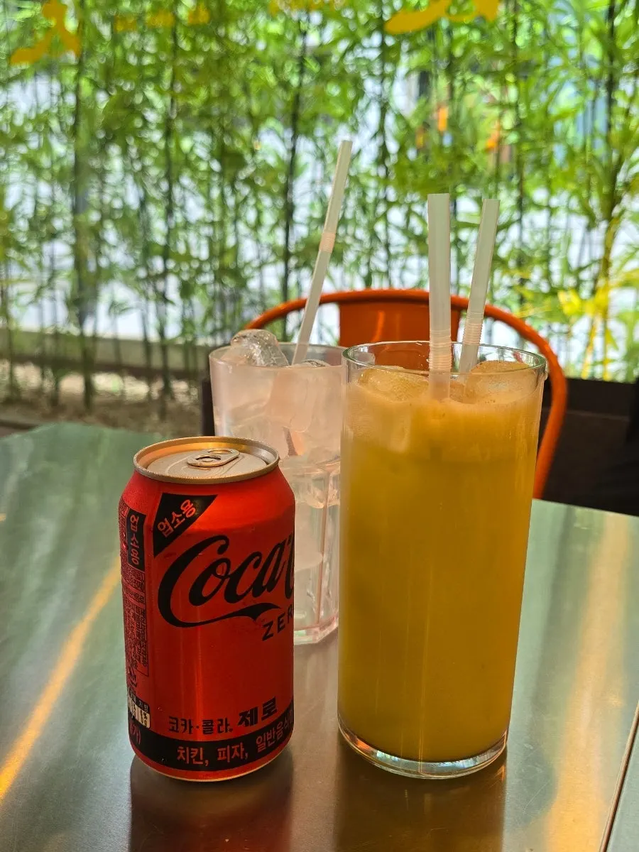 100% apple juice at Ttasijia Yeonnam