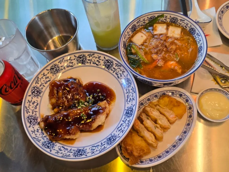 Table set with guobaorou at Ttasijia Yeonnam