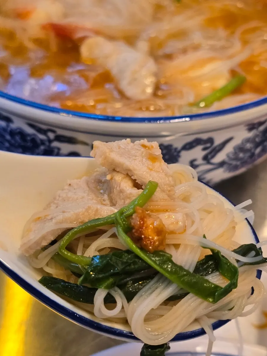 Shrimp noodles with shrimp and cabbage at Ttasijia Yeonnam