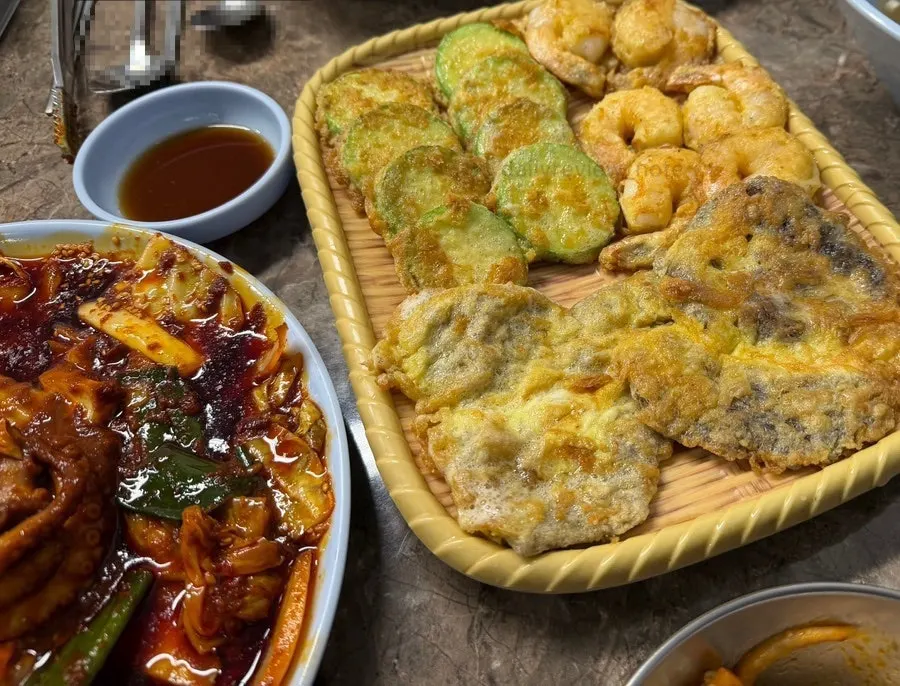 두 사람 몫으로 가득 찬 한식 상차림