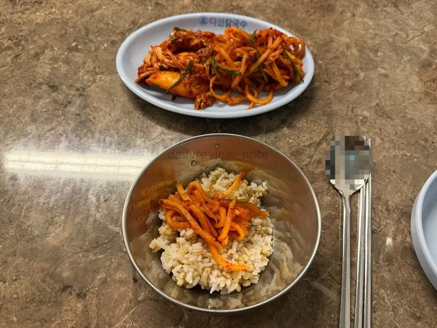 테이블을 가득 채운 칼국수와 볶음 메뉴