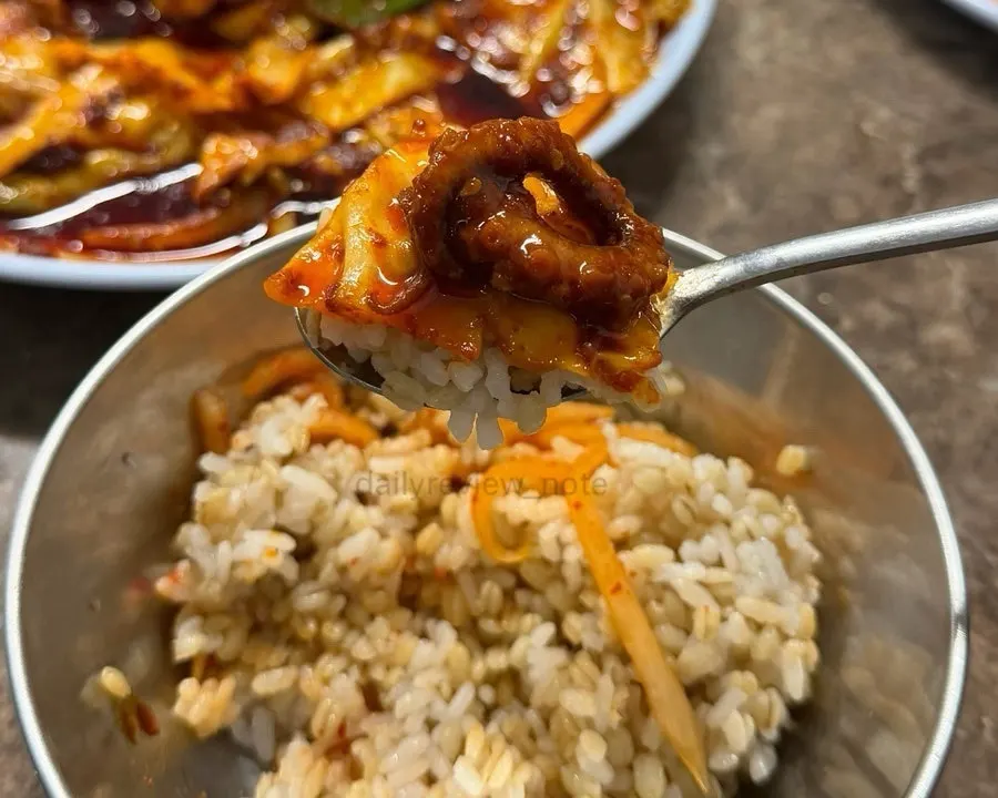 무생채를 넣어 비빈 보리밥