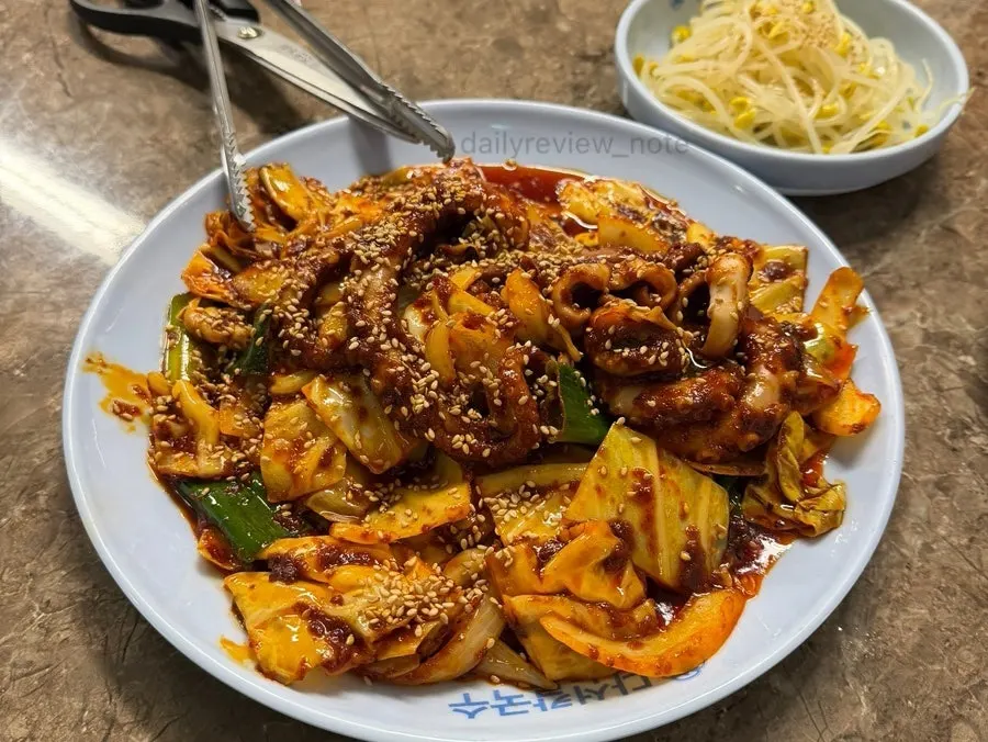 비운 보리밥 그릇과 반찬