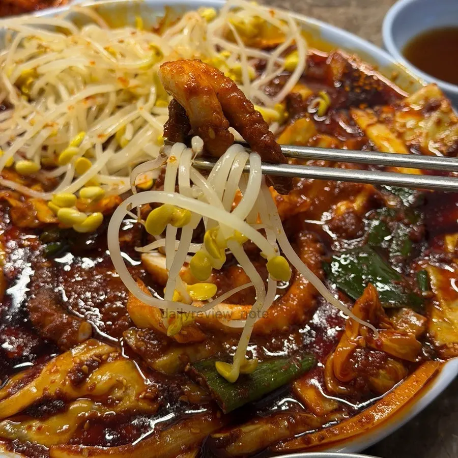 통통한 낙지가 보이는 매콤한 볶음