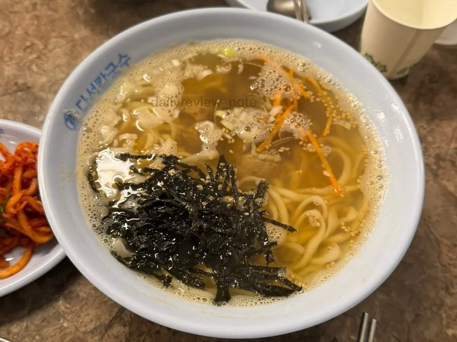 낙지와 양념을 올려 비빈 보리밥