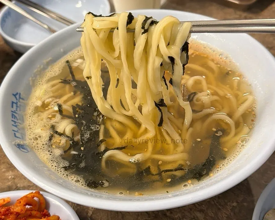 김가루와 깨를 올린 칼국수 한 그릇