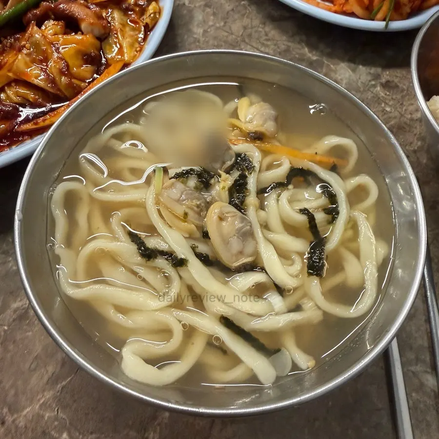 굵은 면발이 보이는 칼국수 클로즈업