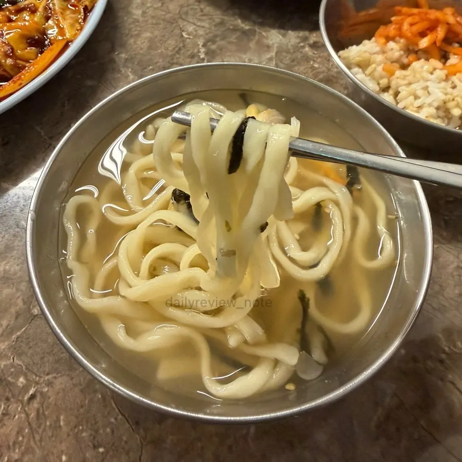 앞접시에 나눠 담은 칼국수