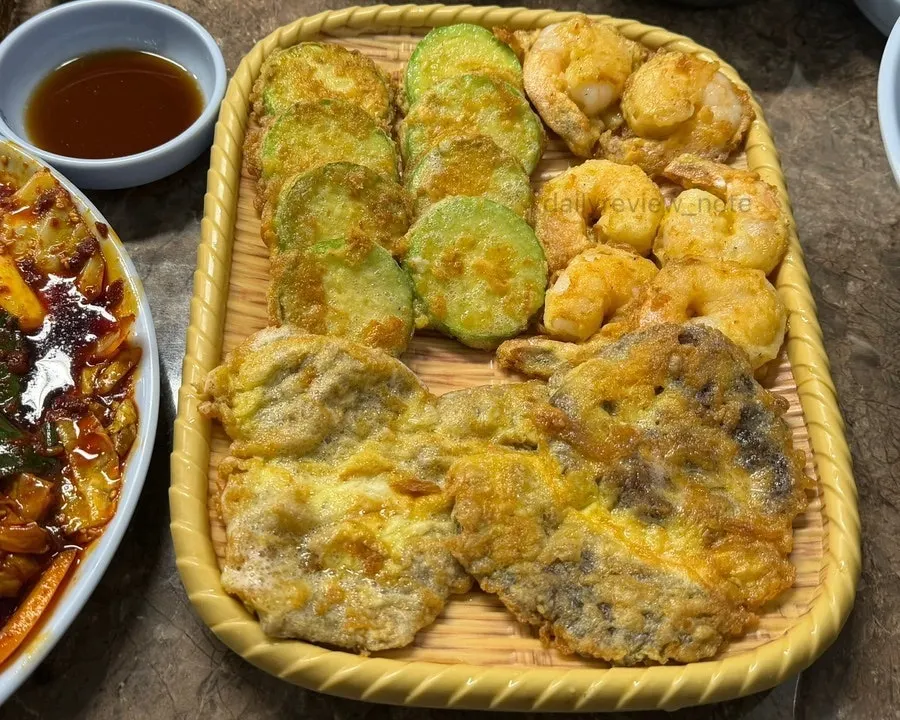 따뜻한 칼국수 국물과 면