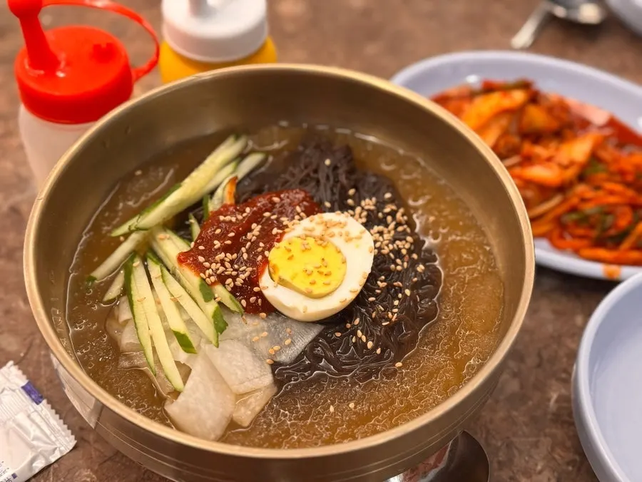 Cham daseon kalguksu and jang kalguksu placed side by side