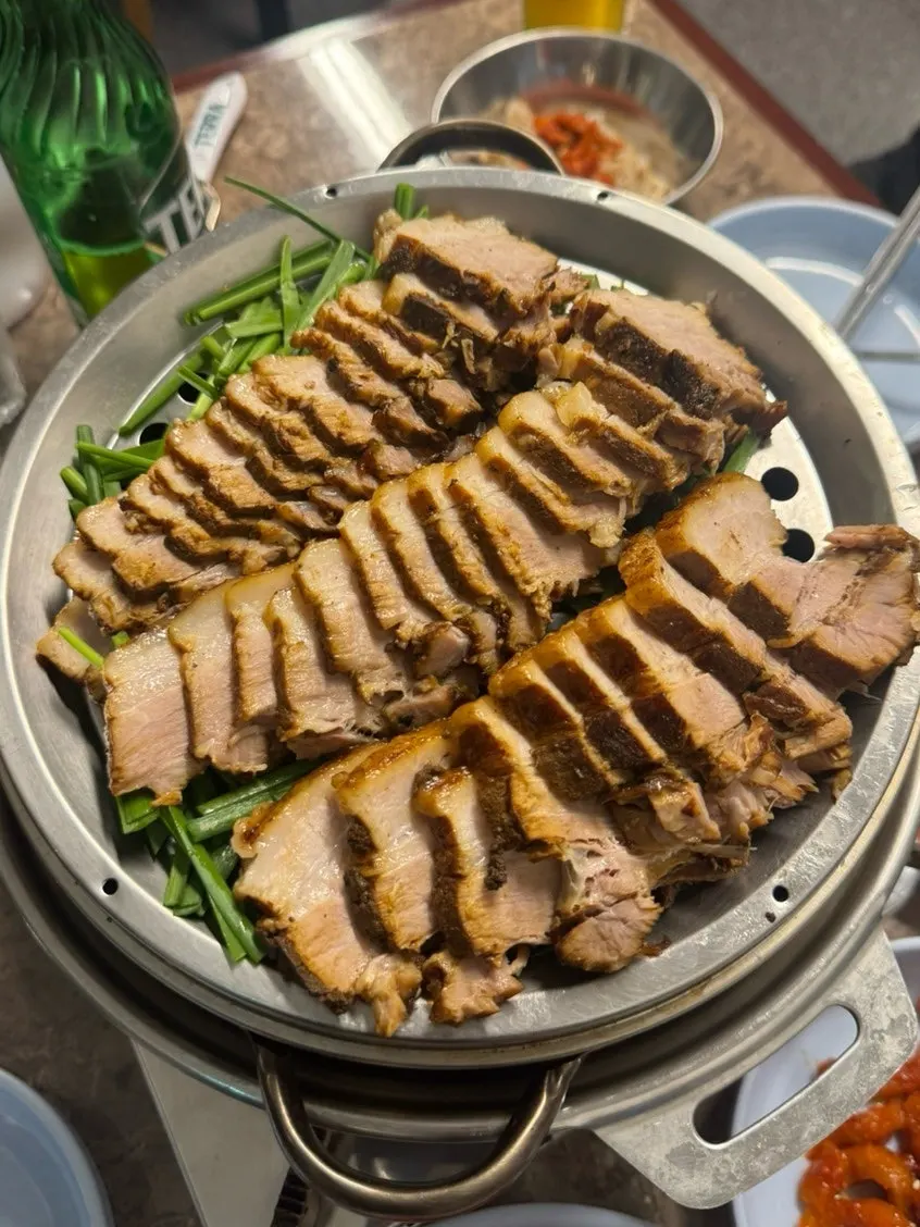 Suyuk-bossam (250g) served over chives