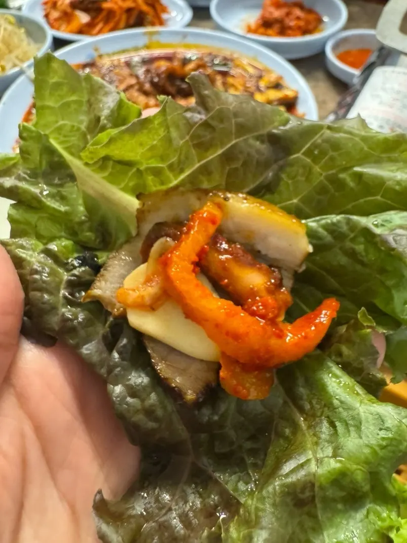Lettuce wrap with pork and garlic
