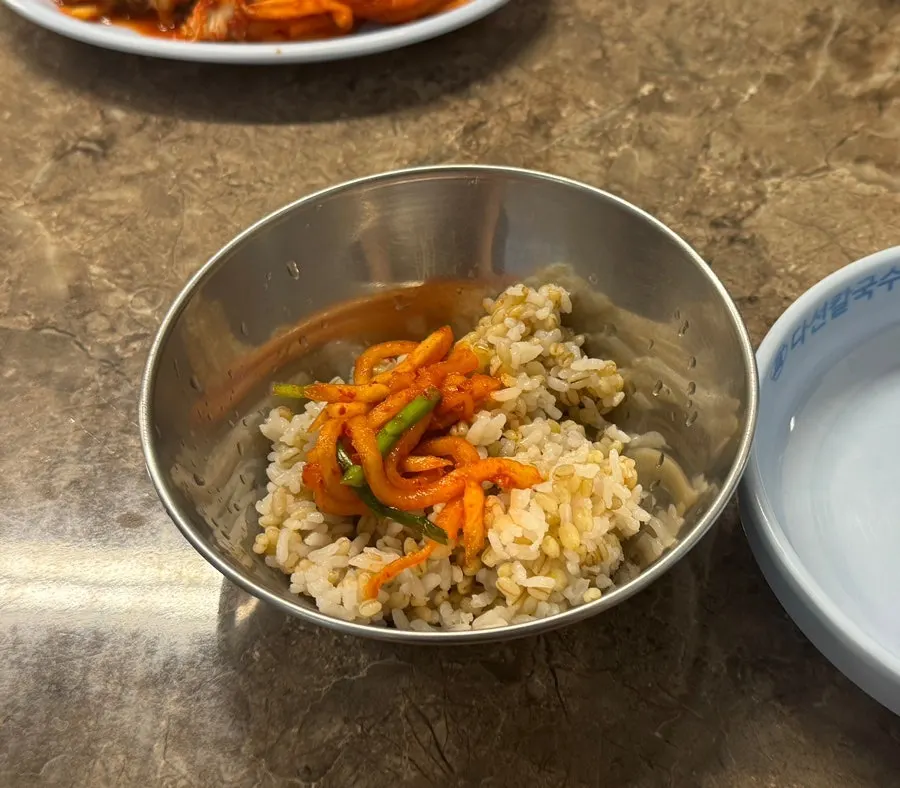 주문 전에 나오는 식전 열무보리밥 한 상