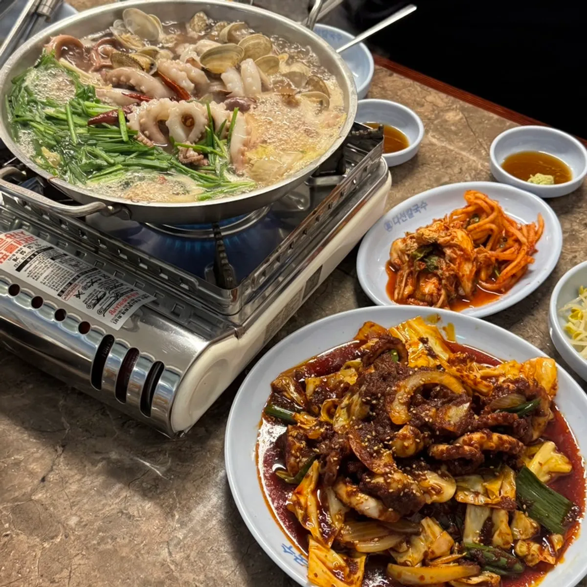 다선칼국수 연포탕과 불낙지볶음 한 상