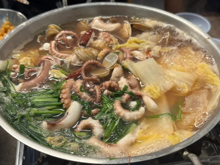 육수를 부어 끓인 연포탕