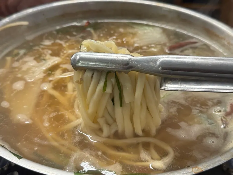 연포탕 국물에 익힌 칼국수 면