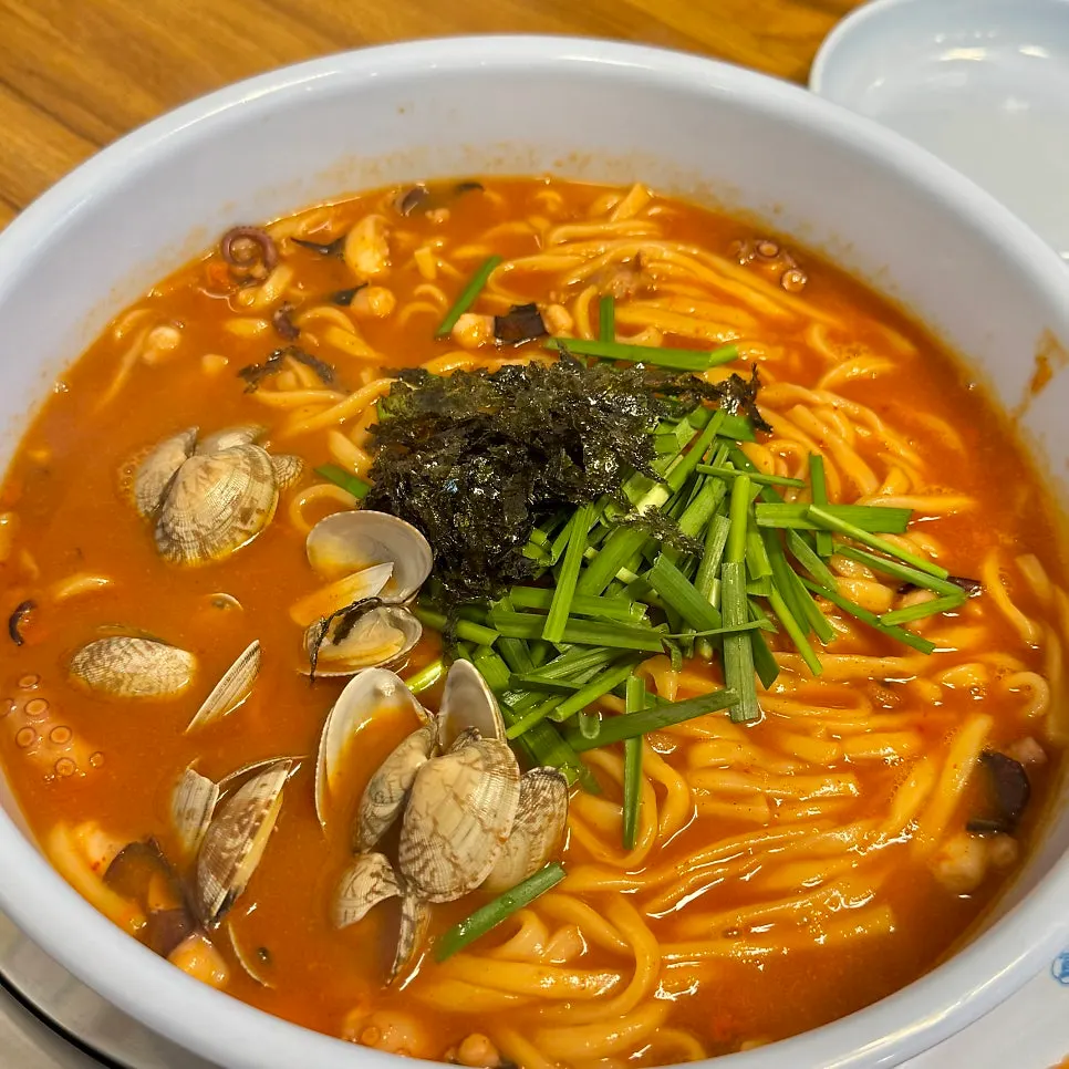 Kal-nakji table setting at Daseon Kalguksu Main Branch