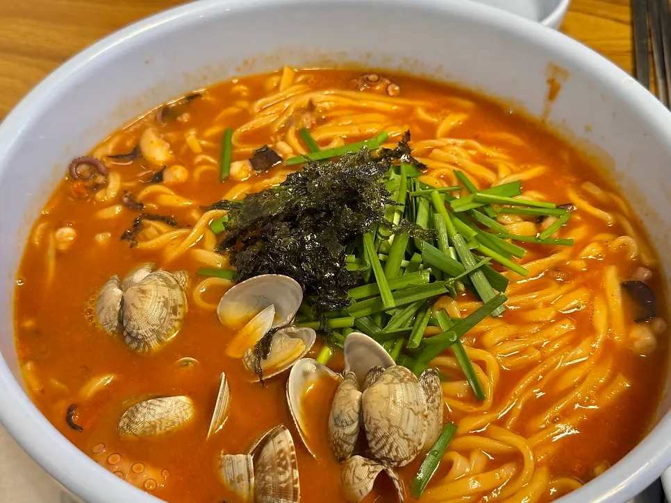 Red kal-nakji broth topped with chives and gim flakes