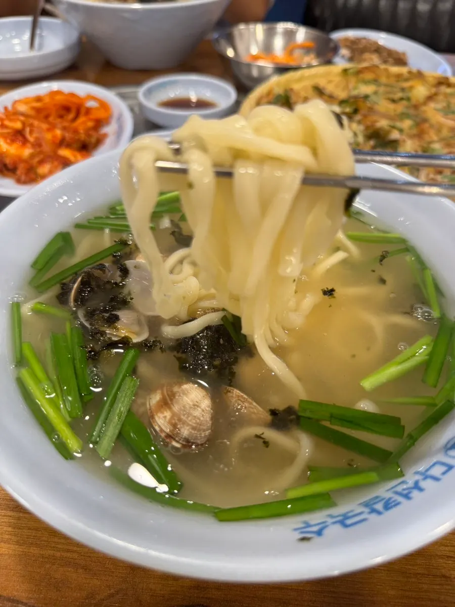 A bowl of Daseon Kalguksu kalguksu with clams