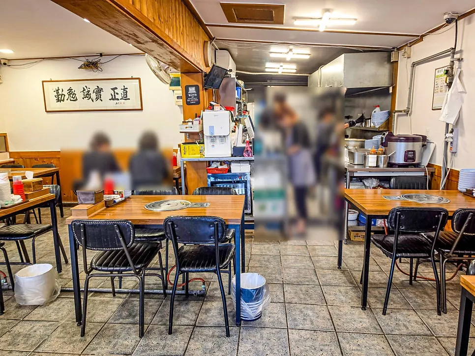 Table seating inside Daseon Kalguksu Main Branch