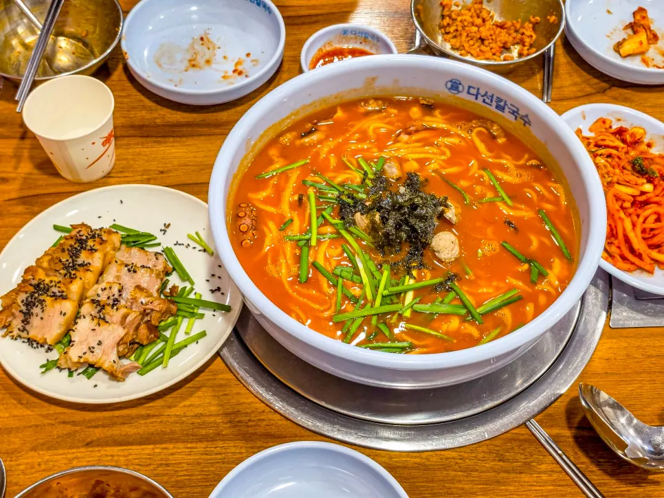 Table setting ordered by three people at Daseon Kalguksu