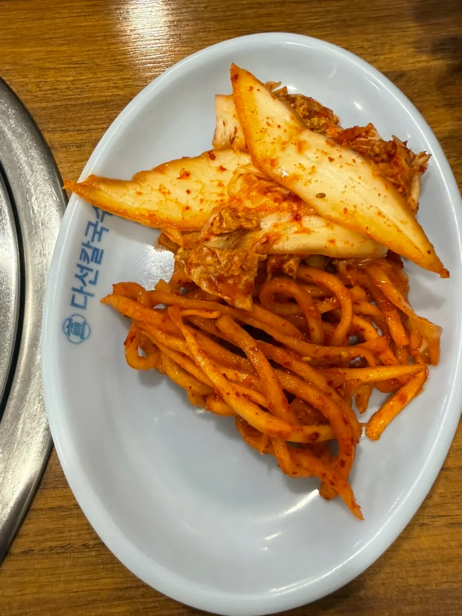기본 반찬으로 나온 무생채와 겉절이