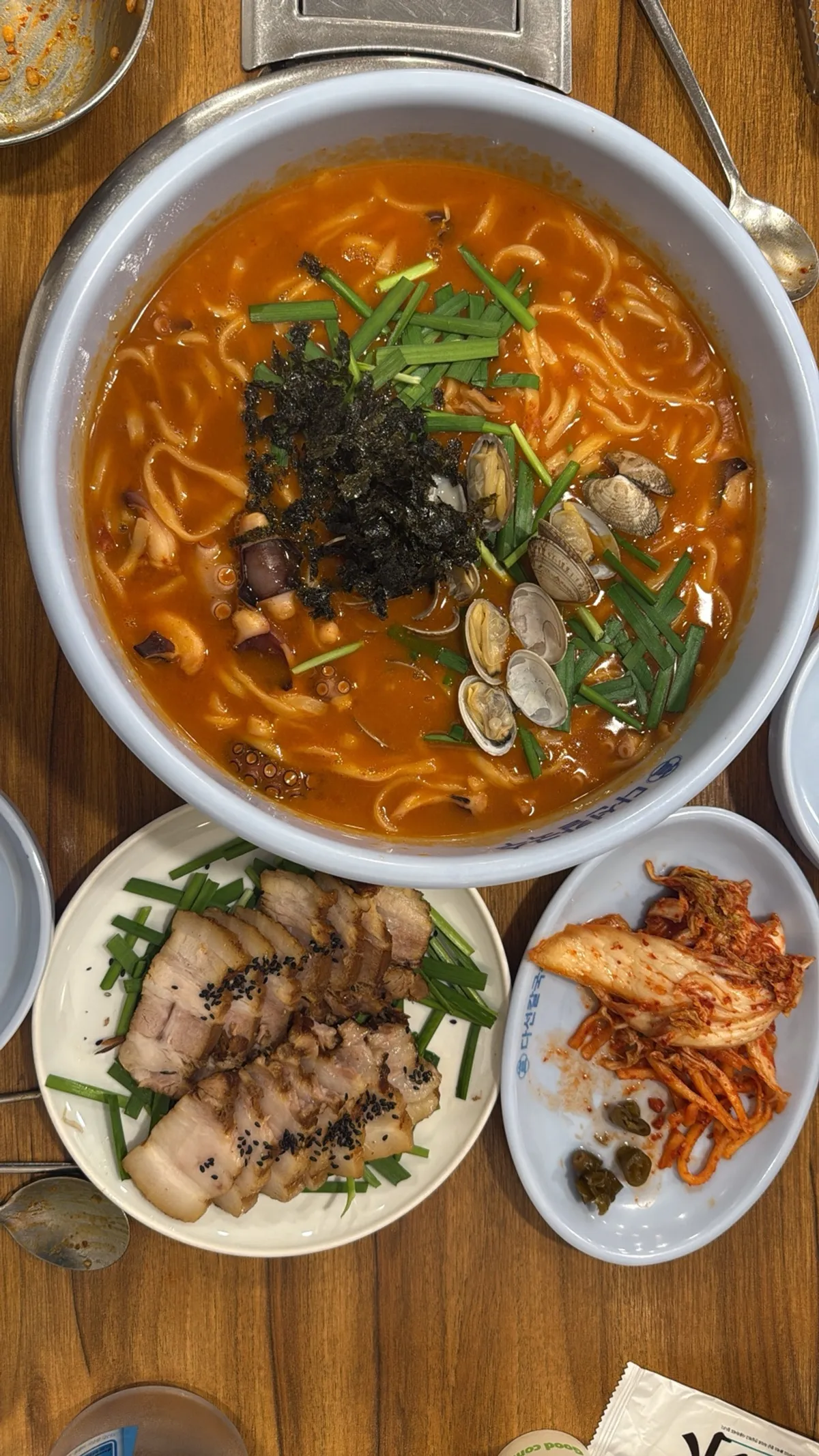 칼낙지와 수육이 함께 차려진 상