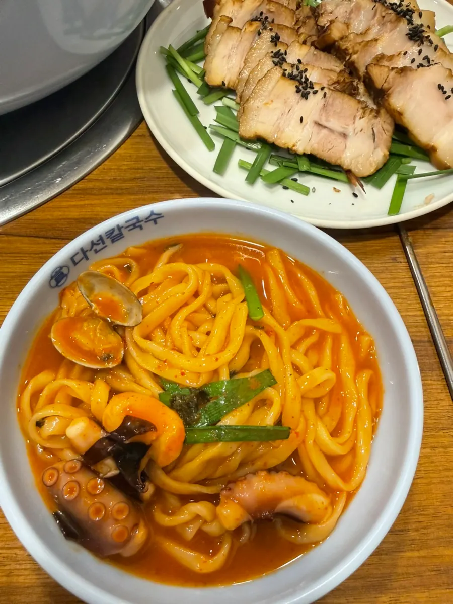 김가루와 부추를 올린 칼낙지 국물과 면발