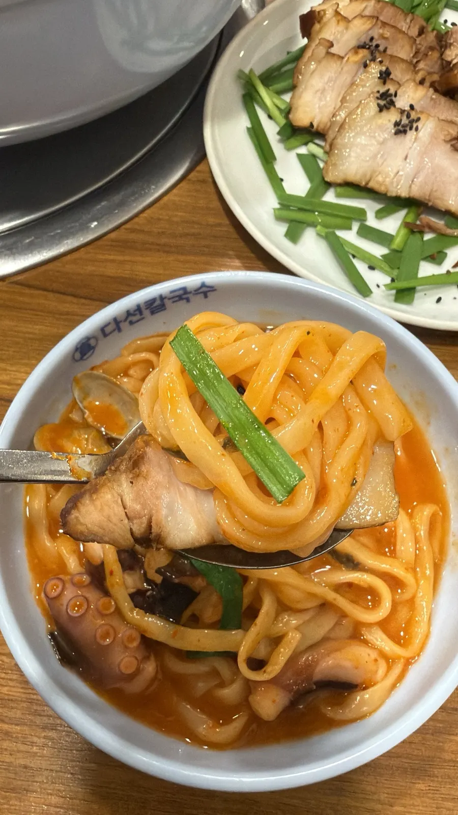 칼낙지 위에 수육을 올린 한 입