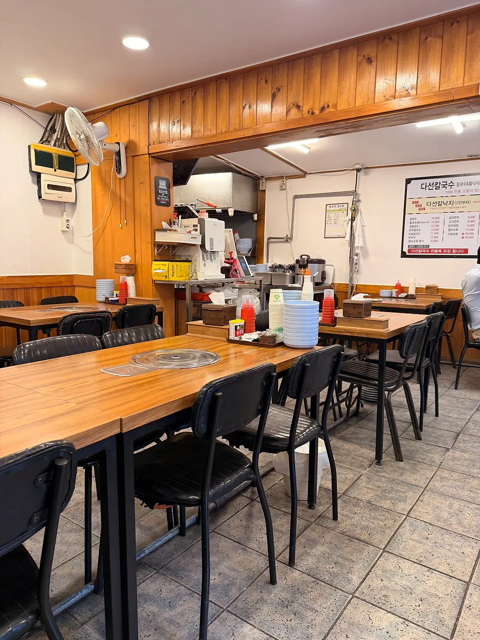 Dining hall scene with takeout customers coming and going